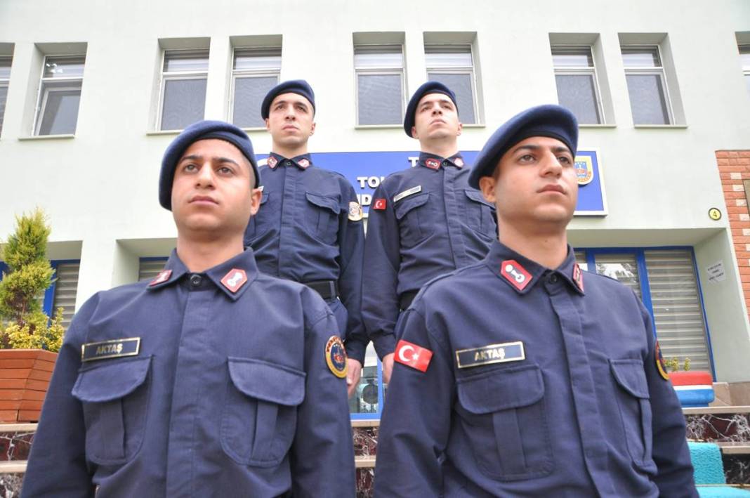 Kışladaki dört ikiz kardeş askeri, komutanları ayırt etmekte zorlanıyor 12